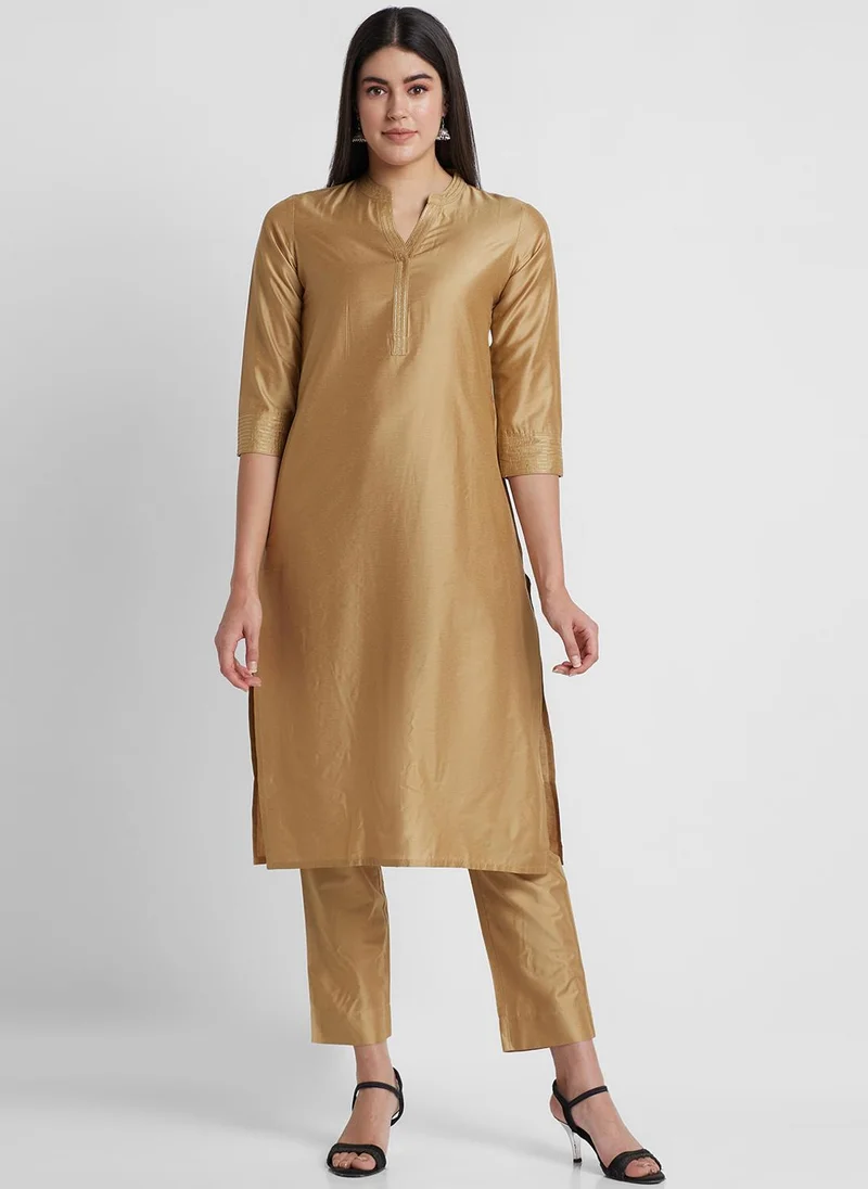 جلو باص Globus Women Gold-Toned Mandarin Collar Straight Kurta With Trousers